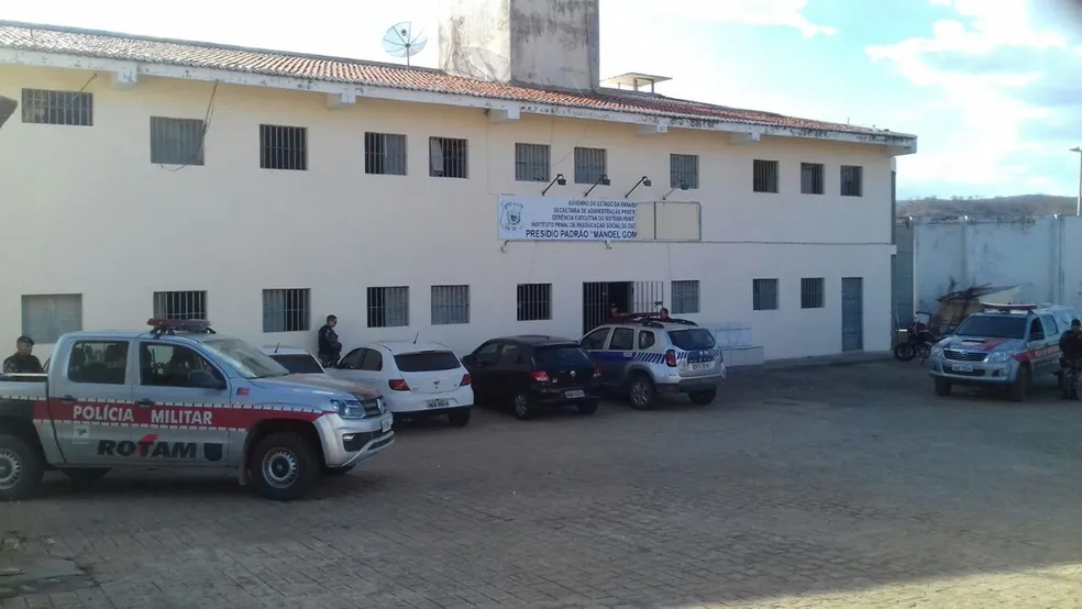Detentos do Presídio Padrão do Catolé do Rocha estão rebelados